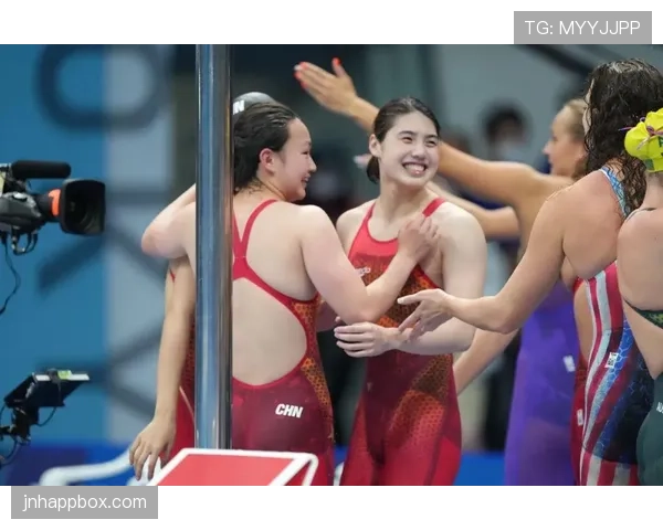 刷到李冰洁提着塑料菜篮回家那张图，瞬间把“泳坛女神”拉回邻居阿姨范儿